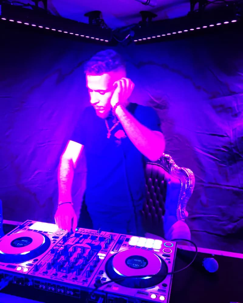 R1ZON live performance 2