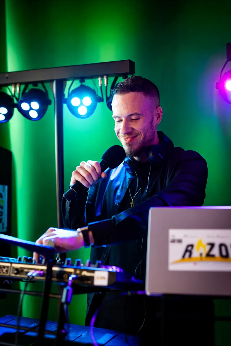 R1ZON live performance 4
