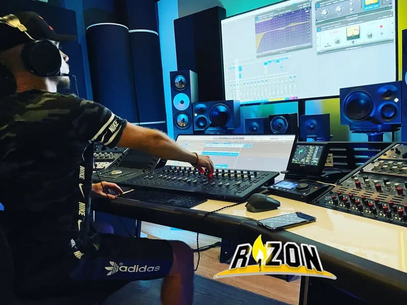 R1ZON live performance 3